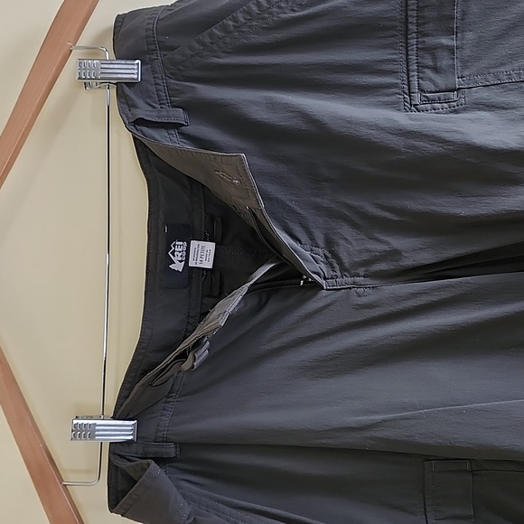 REI Women's Green Relaxed Fit Adjustable Waist Zip Off Outdoor Pants, Size 14 P - Picture 5 of 11